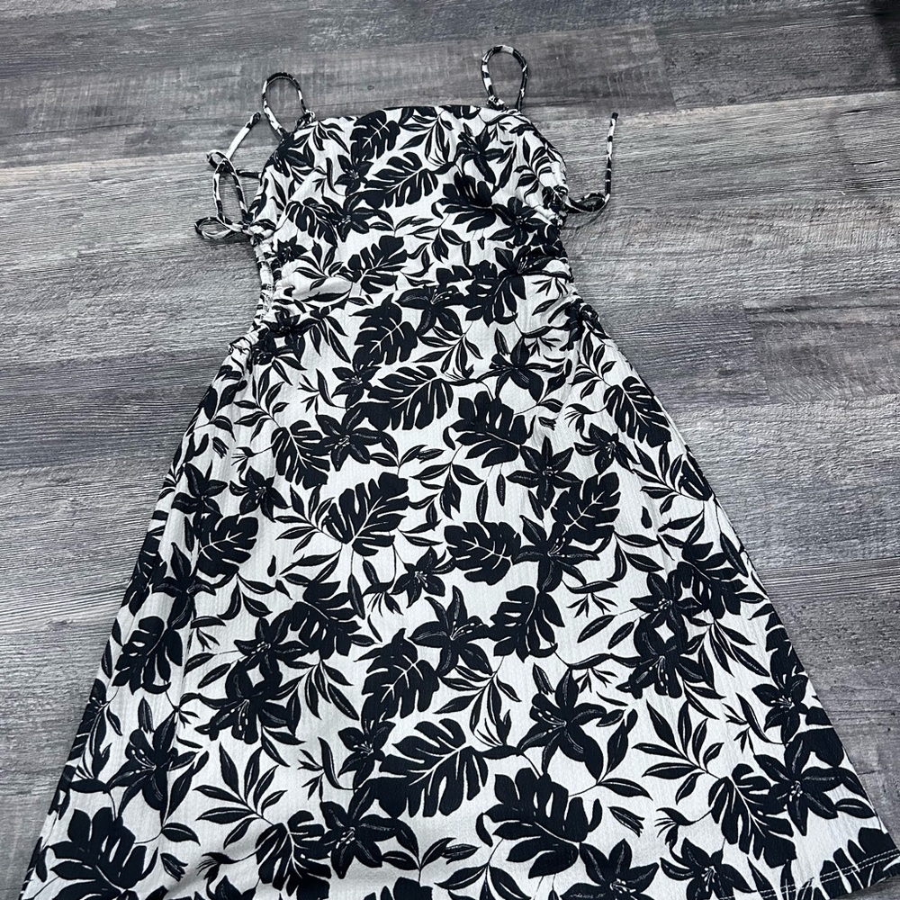 Gianni Bini Monochrome Leaf Print Midi Dress